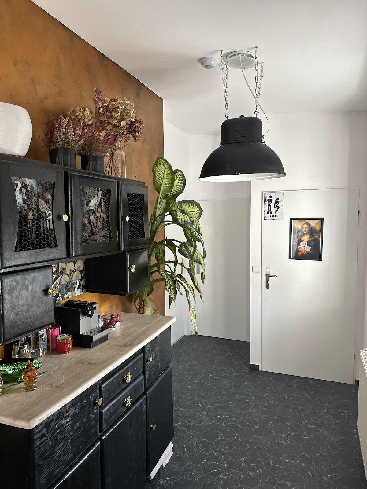 Wnętrze Edison Tattoo Studio w Zduńskiej Woli - złota ściana, czarne meble, industrialna lampa