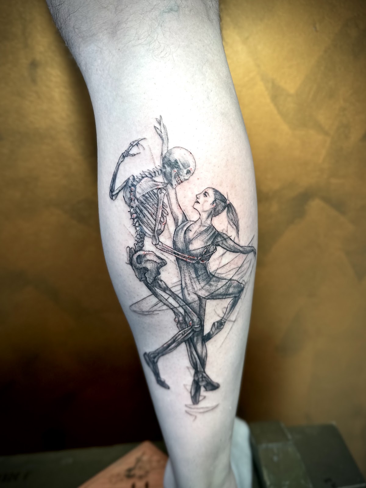 Fine line tatuaż - szkielet i tancerka, motyw memento mori