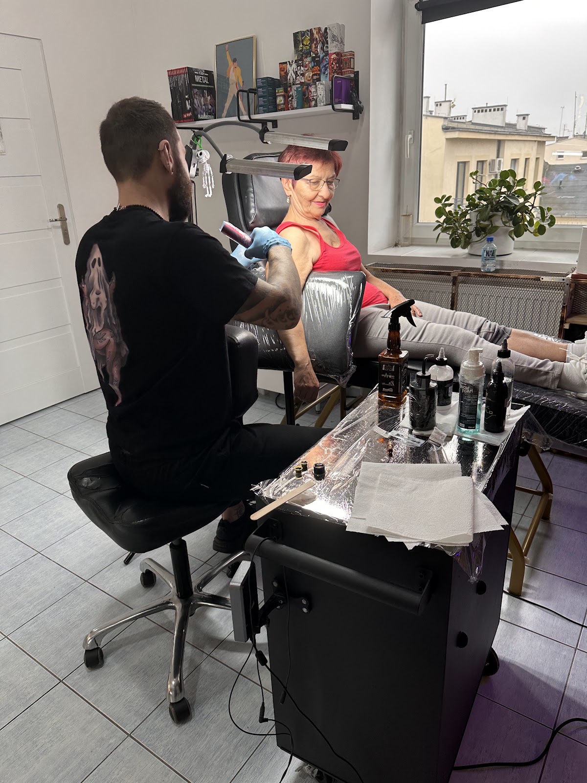 Tatuaż na ramieniu - klient w trakcie sesji tatuażu